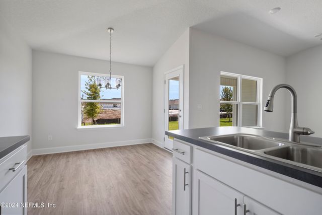 8420 HELMSLEY Boulevard, Jacksonville, FL 32219