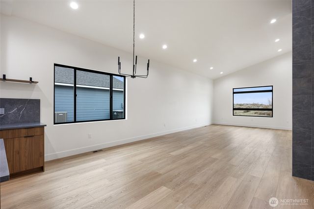 501 S Sand Dune Road, Moses Lake, WA 98837