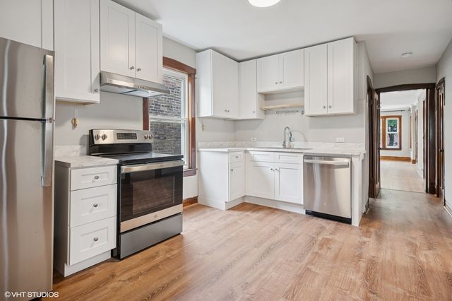 3633 W Oakdale Avenue, Chicago, IL 60618