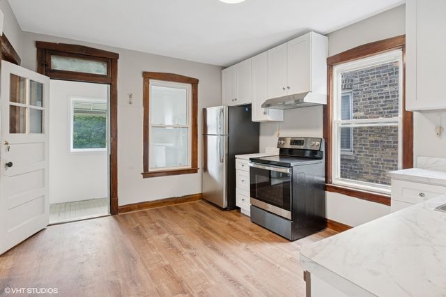 3633 W Oakdale Avenue, Chicago, IL 60618