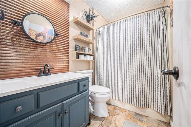 8206 E 235th Street, Peculiar, MO 64078