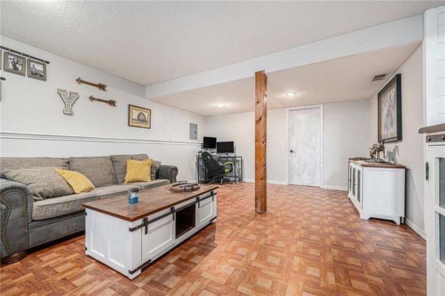 8206 E 235th Street, Peculiar, MO 64078