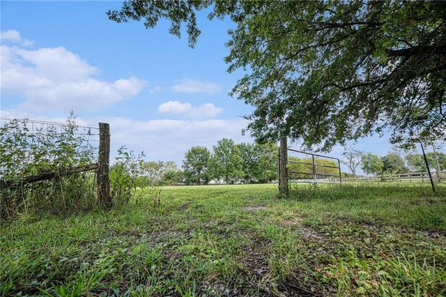 8206 E 235th Street, Peculiar, MO 64078