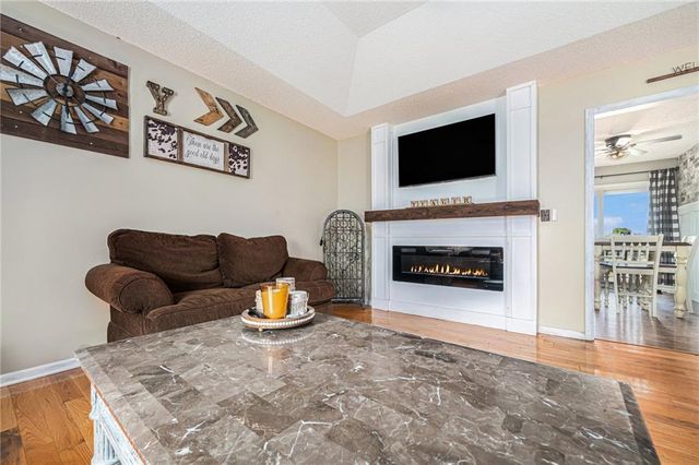 8206 E 235th Street, Peculiar, MO 64078