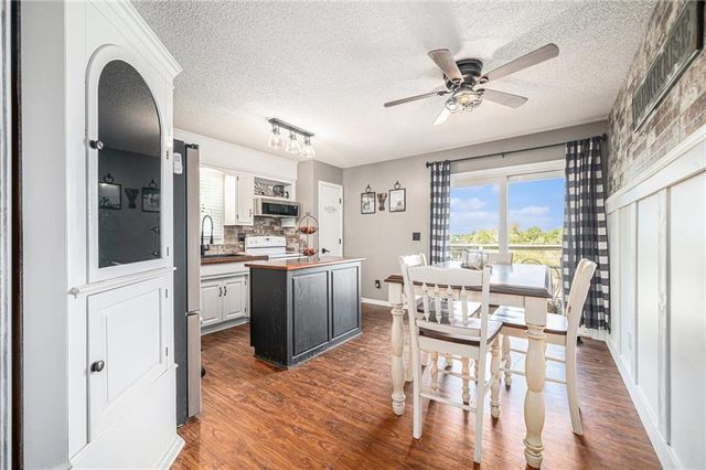 8206 E 235th Street, Peculiar, MO 64078