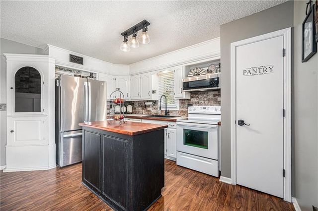 8206 E 235th Street, Peculiar, MO 64078