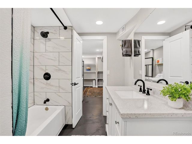 3222 Blackhawk Circle, Aurora, CO 80011