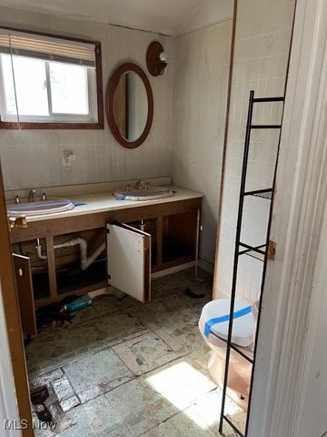 9618 Raymond Avenue, Cleveland, OH 44104