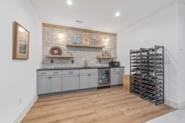 3706 N Crest Cir, Wichita, KS 67226