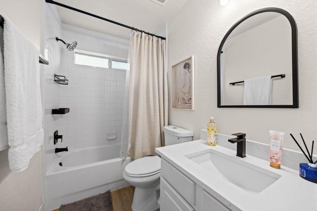 2710 Gaelic Green Street, Houston, TX 77045