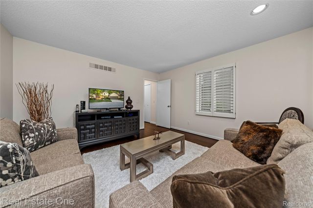 6291 Pheasant Run, West Bloomfield Charter Township, MI 48322