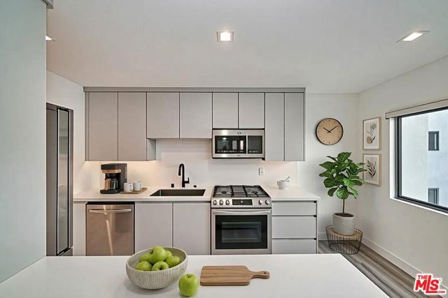 137 S Maple Drive 102, Beverly Hills, CA 90212