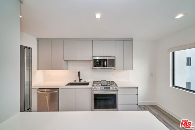 137 S Maple Drive 102, Beverly Hills, CA 90212