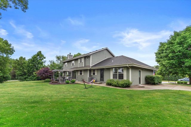 W147N7026 Woodland DRIVE, Menomonee Falls, WI 53051
