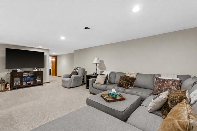 W147N7026 Woodland DRIVE, Menomonee Falls, WI 53051