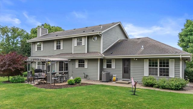 W147N7026 Woodland DRIVE, Menomonee Falls, WI 53051