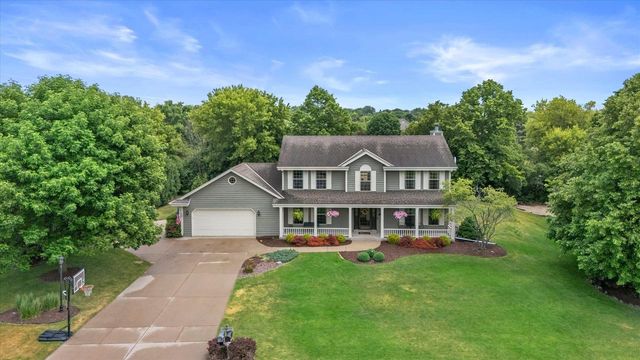 W147N7026 Woodland DRIVE, Menomonee Falls, WI 53051