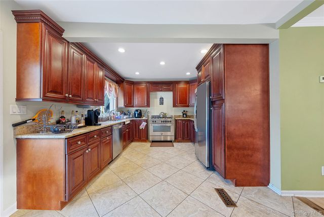 80 George Street, Babylon, NY 11702