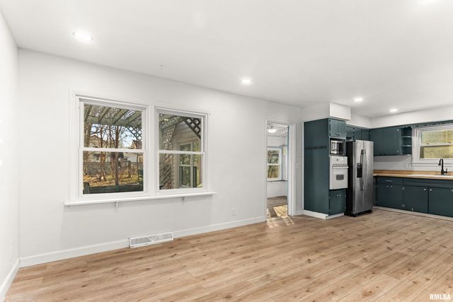 1328 N BROADWAY Street, Peoria, IL 61606