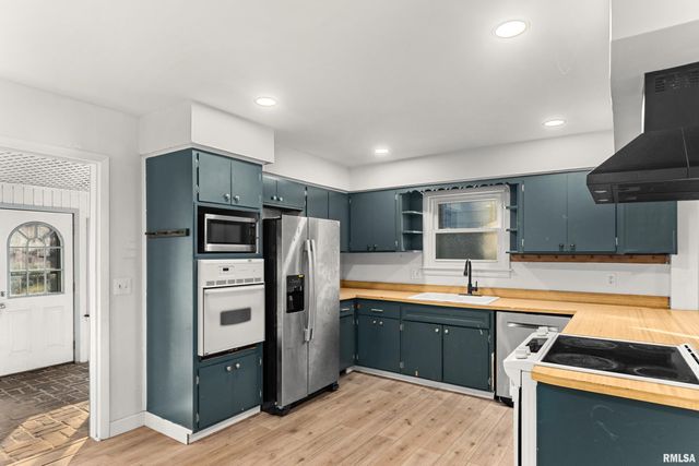 1328 N BROADWAY Street, Peoria, IL 61606