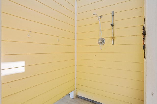 933 Westview, Crystal Beach, TX 77650