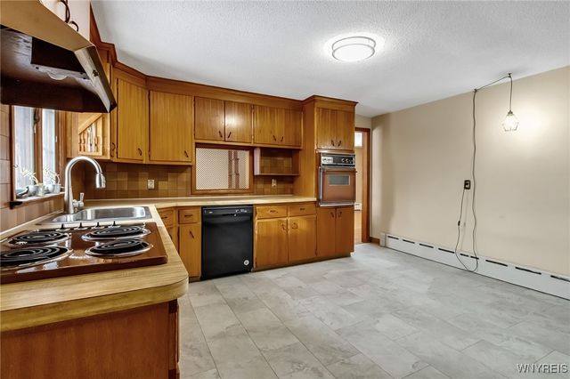 89 Woodlane Drive, West Seneca, NY 14224