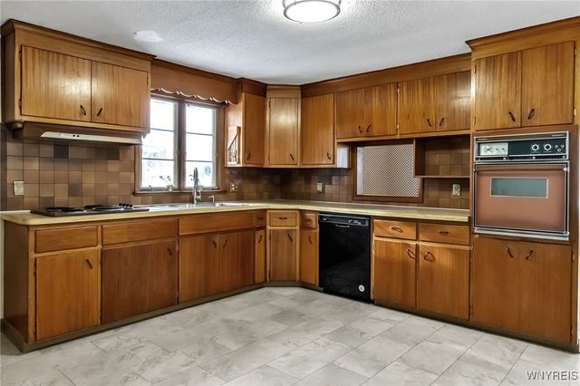 89 Woodlane Drive, West Seneca, NY 14224