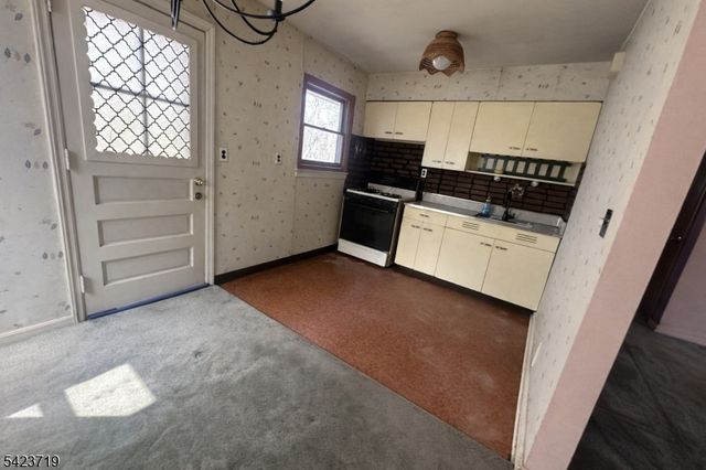 24 Willow St, Bergenfield Boro, NJ 07621