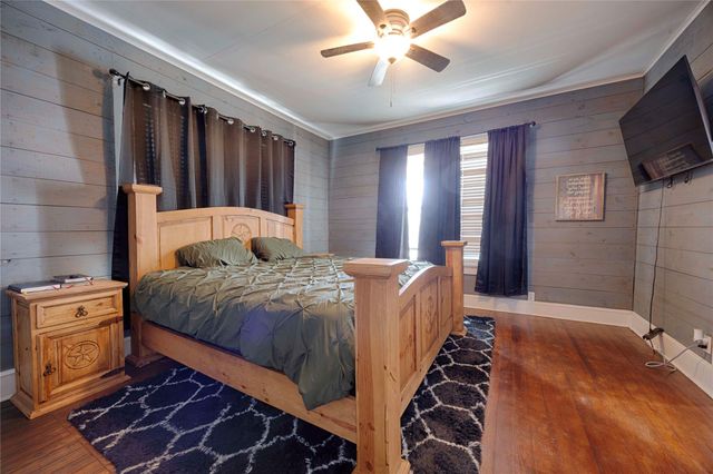309 Anderson ST, Schulenburg, TX 78956