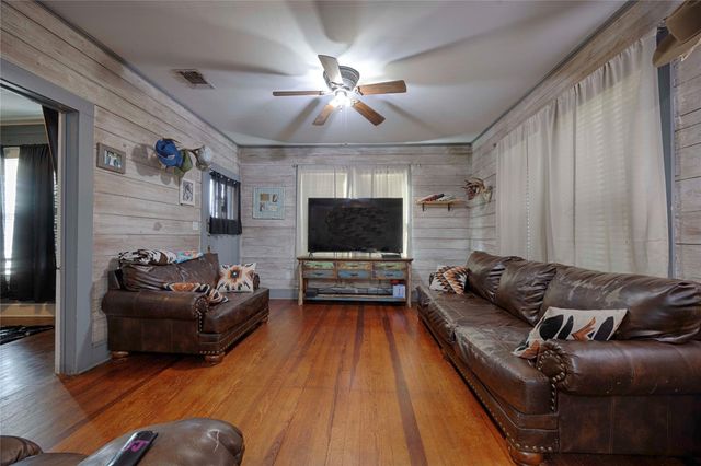 309 Anderson ST, Schulenburg, TX 78956