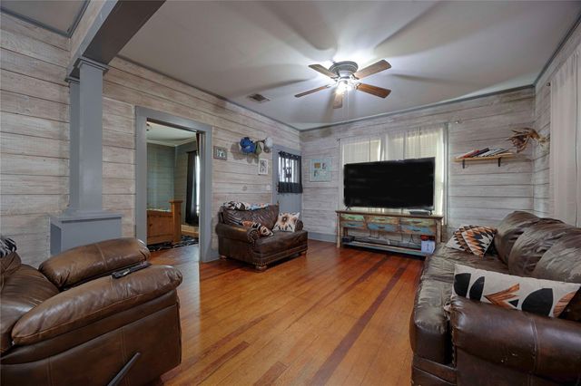 309 Anderson ST, Schulenburg, TX 78956