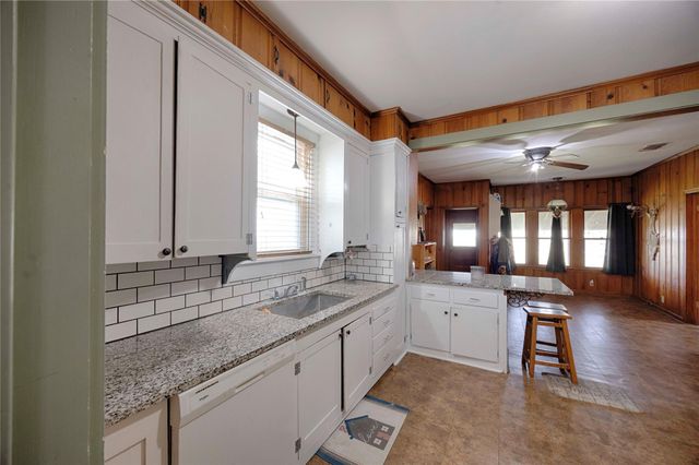 309 Anderson ST, Schulenburg, TX 78956