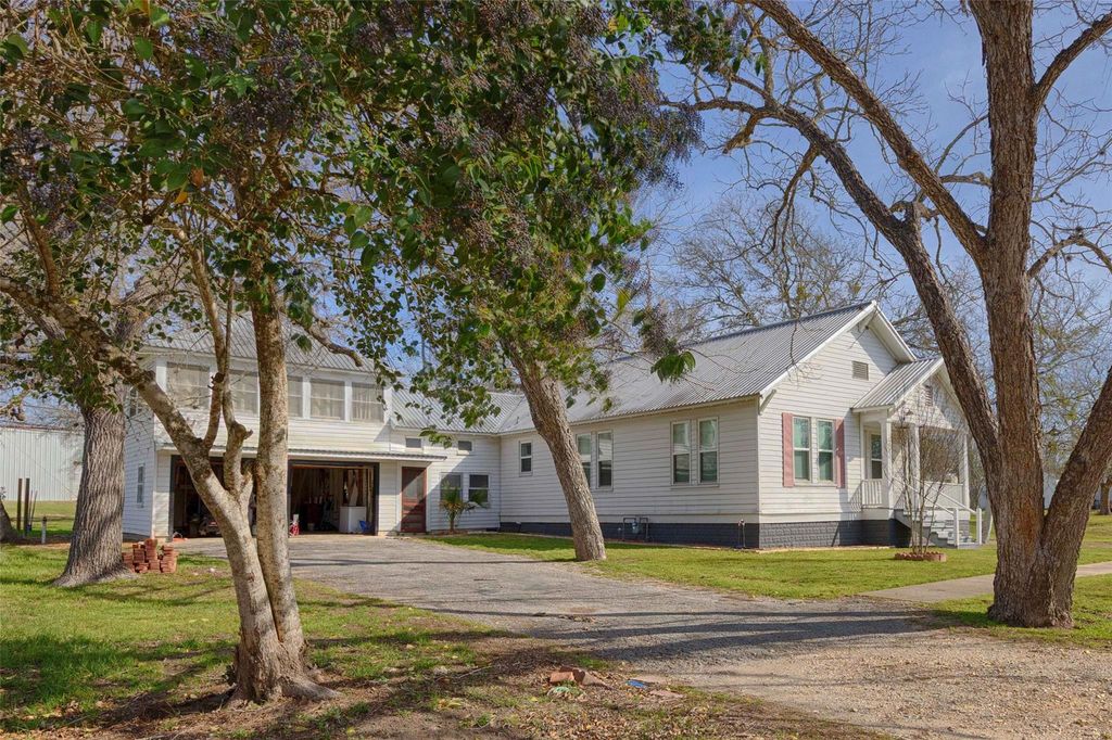 309 Anderson ST, Schulenburg, TX 78956