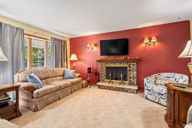 602 Forsythia St SE Common, Demotte, IN 46310