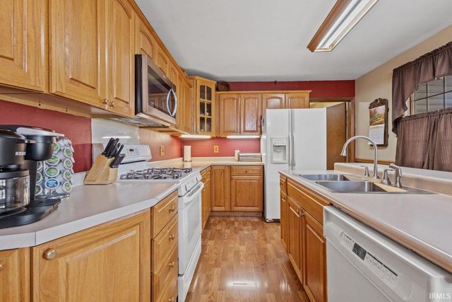 602 Forsythia St SE Common, Demotte, IN 46310