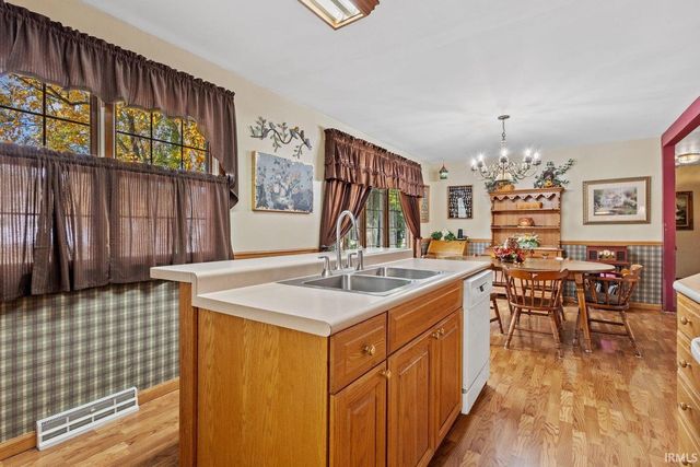 602 Forsythia St SE Common, Demotte, IN 46310