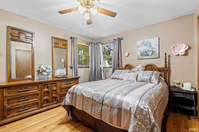 602 Forsythia St SE Common, Demotte, IN 46310