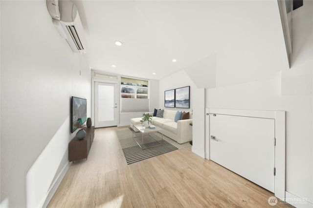 1055 S Cloverdale Street, Seattle, WA 98108