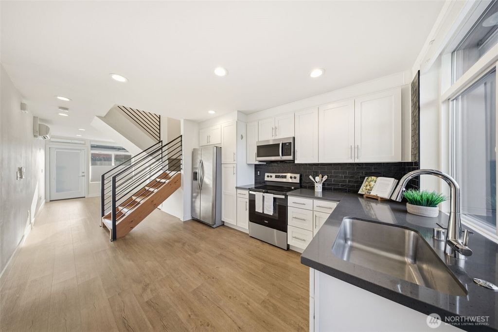 1055 S Cloverdale Street, Seattle, WA 98108