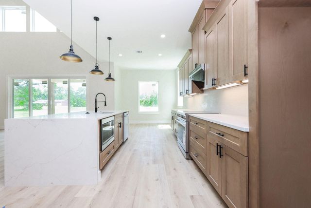 8806 Dogwood Dr, Tomball, TX 77375