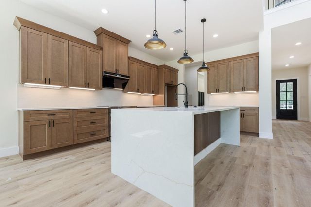 8806 Dogwood Dr, Tomball, TX 77375