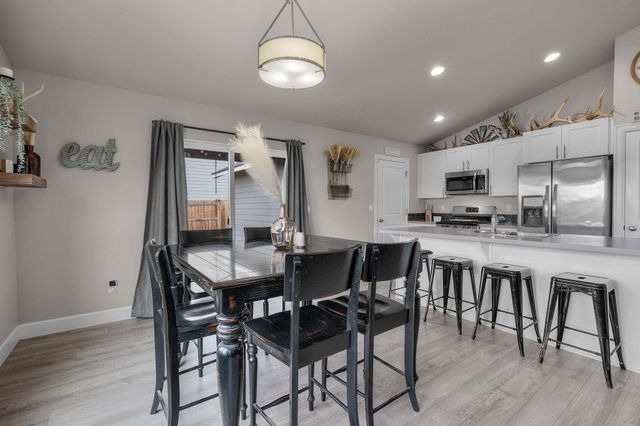 1685 NE 3rd Court, Redmond, OR 97756