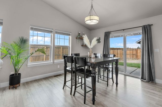 1685 NE 3rd Court, Redmond, OR 97756