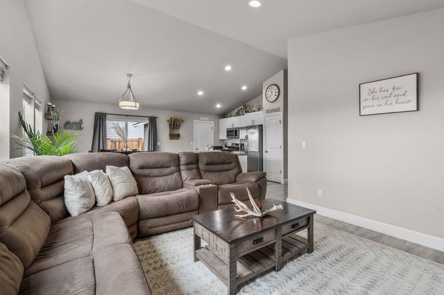 1685 NE 3rd Court, Redmond, OR 97756