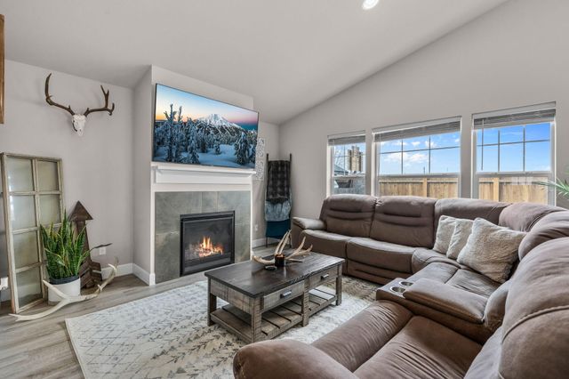 1685 NE 3rd Court, Redmond, OR 97756