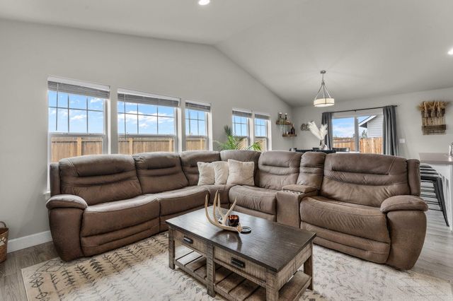 1685 NE 3rd Court, Redmond, OR 97756