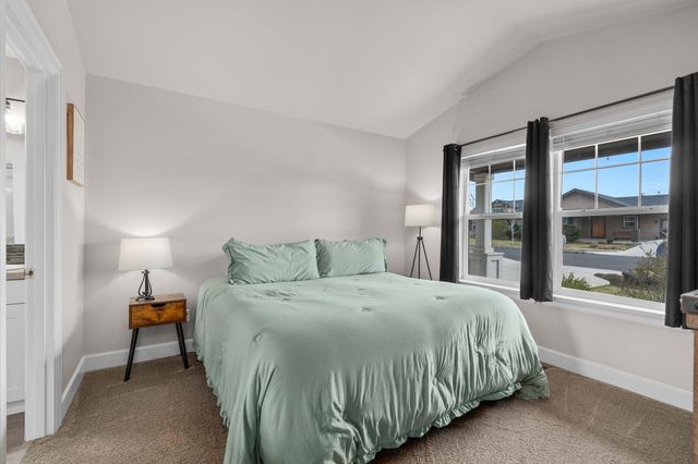 1685 NE 3rd Court, Redmond, OR 97756