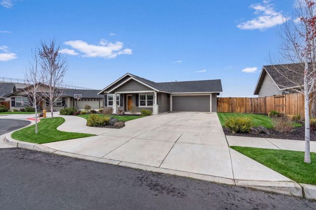1685 NE 3rd Court, Redmond, OR 97756