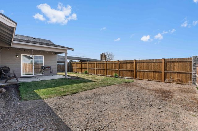 1685 NE 3rd Court, Redmond, OR 97756