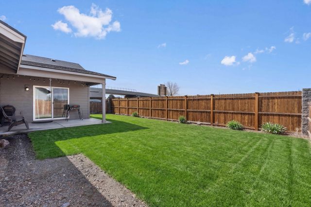 1685 NE 3rd Court, Redmond, OR 97756